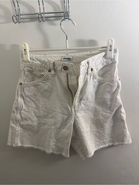 Wrangler Cream High-Rise shorts size small